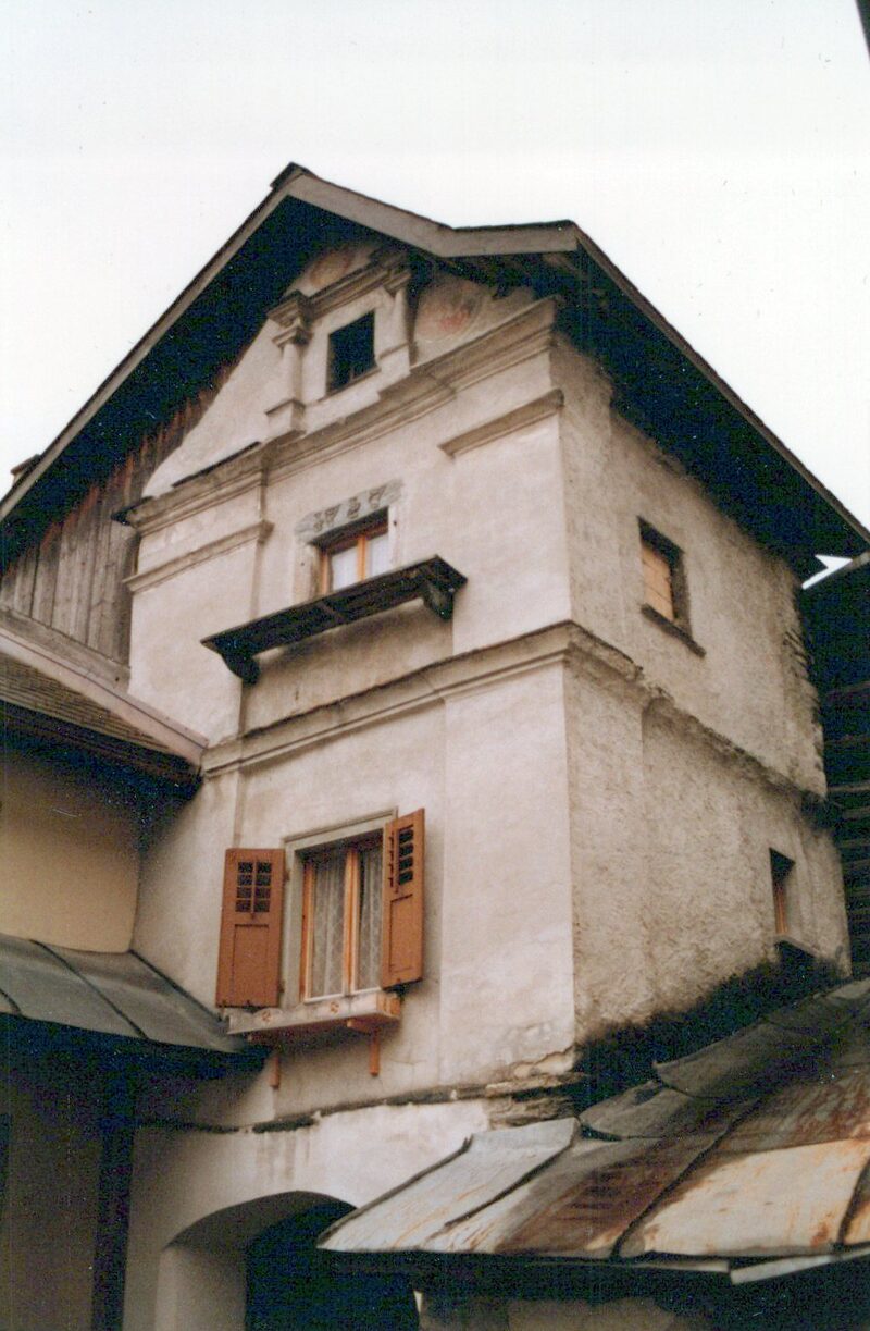 Altes Bündner Haus in Schluein mit Schindeldächern und Holzläden