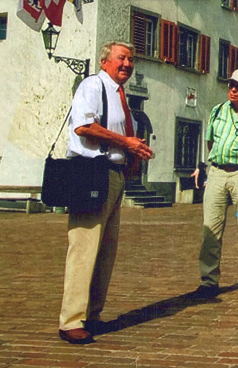 Sepp Bergamin mit roter Krawatte und Umhängetasche, Stadtführung in der Churer Altstadt