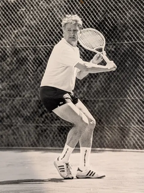 Sepp Bergamin auf dem Tennisplatz – Rückhand-Vorbereitung