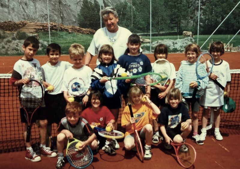 Sepp Bergamin und Pia Jäger mit einer Gruppe von Kindern beim J+S-Kindertenniskurs am TC Haldenstein